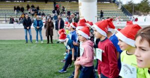V Carrera de Papá Noel congrega a cientos de estudiantes en Estadio Municipal “Paco Gálvez”