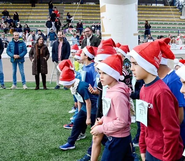 V Carrera de Papá Noel congrega a cientos de estudiantes en Estadio Municipal “Paco Gálvez”