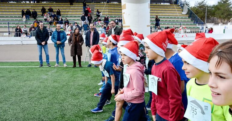 V Carrera de Papá Noel congrega a cientos de estudiantes en Estadio Municipal “Paco Gálvez”
