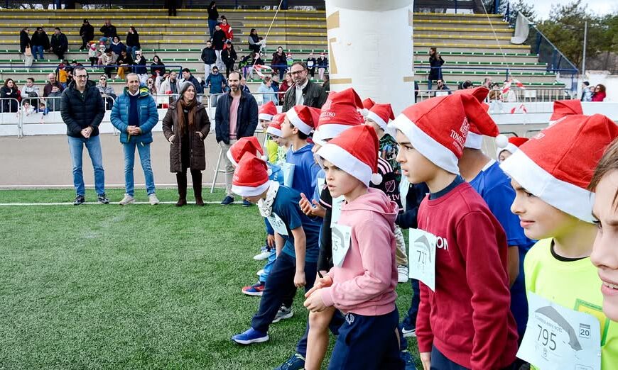 V Carrera de Papá Noel congrega a cientos de estudiantes en Estadio Municipal “Paco Gálvez”