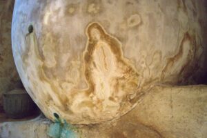 Aparece una sorprendente silueta de la Virgen María en una cueva centenaria de Tomelloso