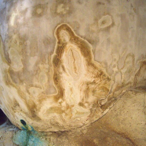 Aparece una sorprendente silueta de la Virgen María en una cueva centenaria de Tomelloso