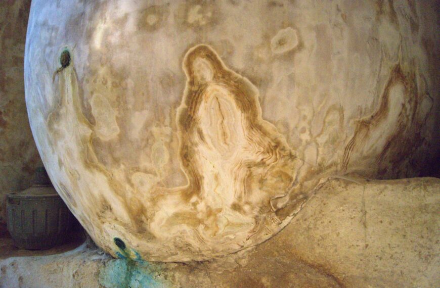 Aparece una sorprendente silueta de la Virgen María en una cueva centenaria de Tomelloso
