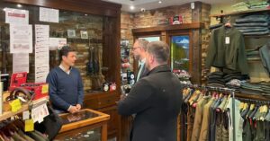 Alcalde Javier Navarro Demonstra Solidaridad a Comercio Local en Visita a la Armería Lance