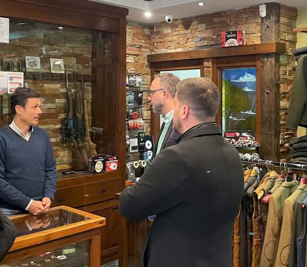 Alcalde Javier Navarro Demonstra Solidaridad a Comercio Local en Visita a la Armería Lance