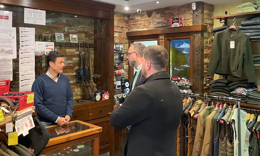 Alcalde Javier Navarro Demonstra Solidaridad a Comercio Local en Visita a la Armería Lance