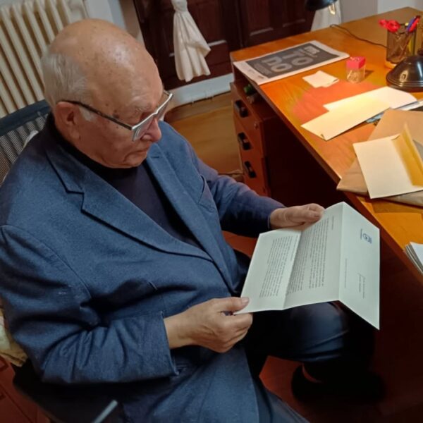 Alcalde Javier Navarro felicita a Valentín Arteaga, Hijo Adoptivo de Tomelloso, en su 90 cumpleaños, transmitiéndole afecto y buenos deseos