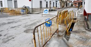 Avance de las renovaciones de la red de abastecimiento de agua en la calle Alcántara