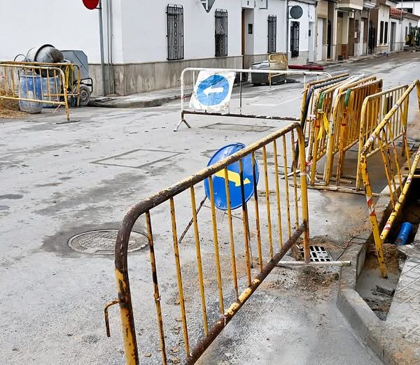 Avance de las renovaciones de la red de abastecimiento de agua en la calle Alcántara