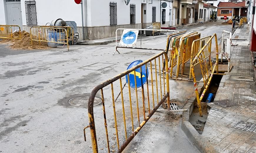 Avance de las renovaciones de la red de abastecimiento de agua en la calle Alcántara