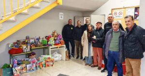 El Primero Torneo Solidario de Navidad de Baloncesto en Tomelloso Reúne Decenas de Juguetes para Cáritas
