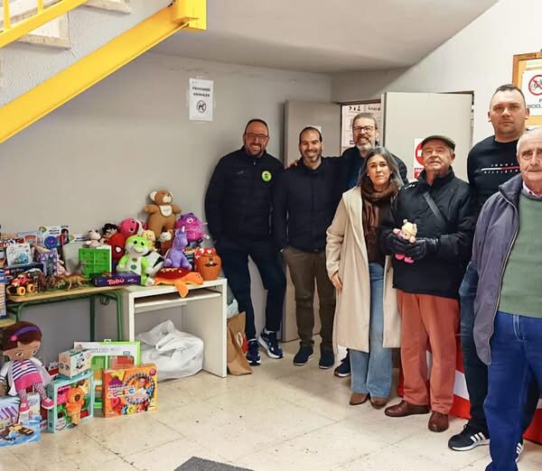 El Primero Torneo Solidario de Navidad de Baloncesto en Tomelloso Reúne Decenas de Juguetes para Cáritas