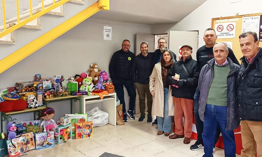 El Primero Torneo Solidario de Navidad de Baloncesto en Tomelloso Reúne Decenas de Juguetes para Cáritas