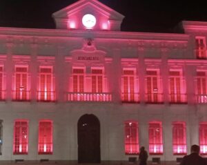 Iluminación Carmesí en la Fachada del Ayuntamiento de Tomelloso para Celebrar el Cumpleaños del Rey D
