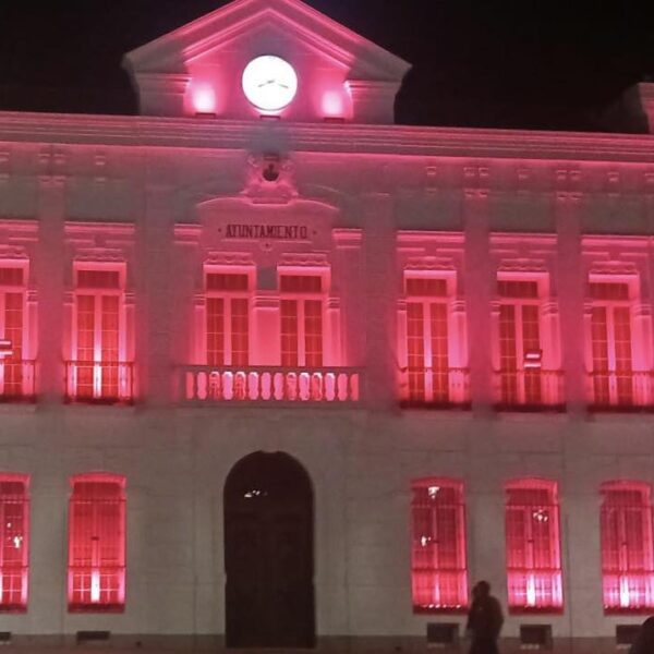 Iluminación Carmesí en la Fachada del Ayuntamiento de Tomelloso para Celebrar el Cumpleaños del Rey D