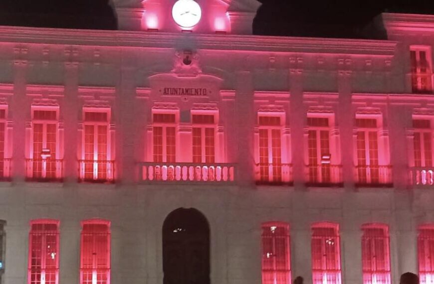 Iluminación Carmesí en la Fachada del Ayuntamiento de Tomelloso para Celebrar el Cumpleaños del Rey D