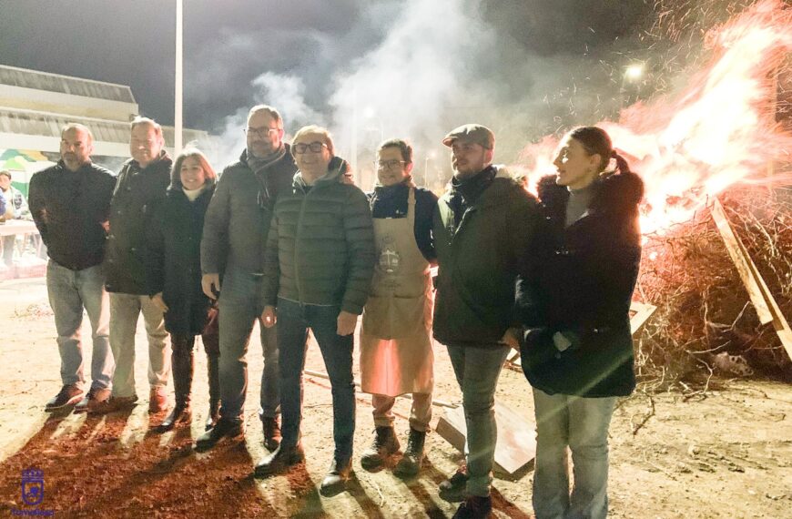 Inauguración de la Hoguera Municipal de San Antón 2026: Galería de Imágenes