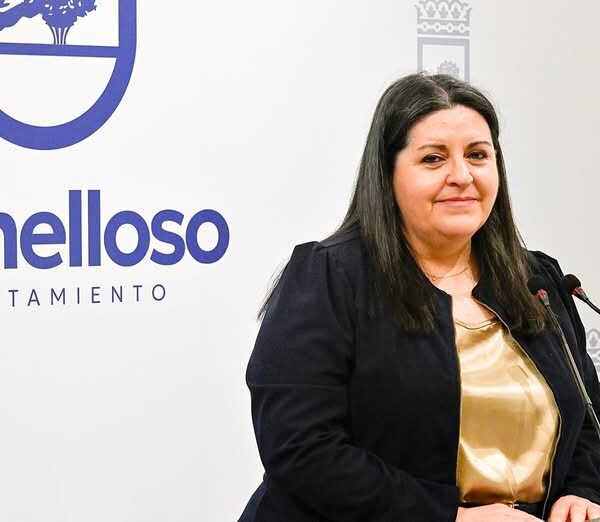 La Sala Francisco Carretero en el Ayuntamiento Estrena Nueva Iluminación para Destacar la Obra del Pintor Tomellosero