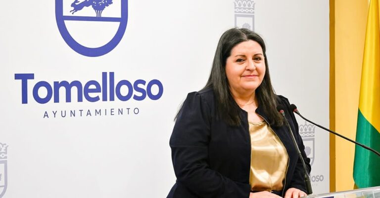 La Sala Francisco Carretero en el Ayuntamiento Estrena Nueva Iluminación para Destacar la Obra del Pintor Tomellosero