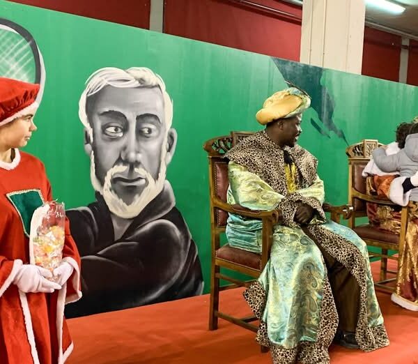 Los Reyes Magos hacen su llegada a Tomelloso, recolectando cartas en la Ciudad Deportiva