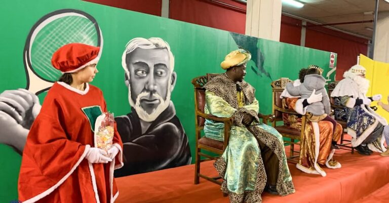 Los Reyes Magos hacen su llegada a Tomelloso, recolectando cartas en la Ciudad Deportiva
