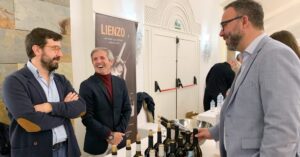 Navarro resalta la relevancia del sector vitivinícola en el II Salón de los 100 Vinos Imprescindibles, a pesar de los tiempos convulsos, como propulsor económico de Tom…