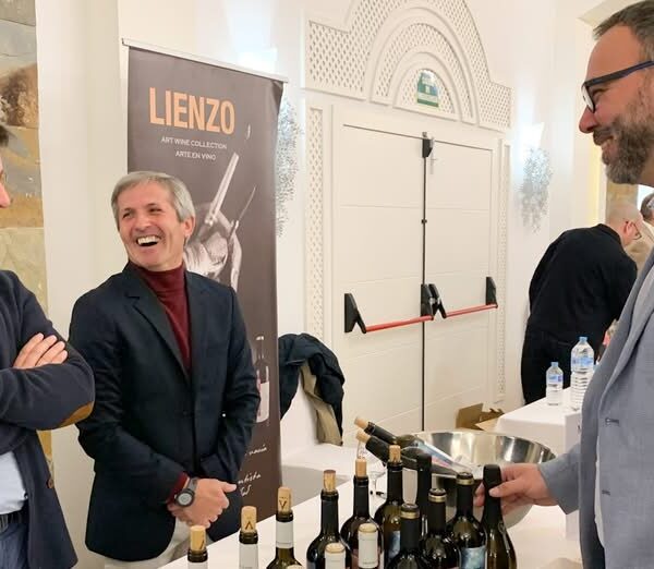 Navarro resalta la relevancia del sector vitivinícola en el II Salón de los 100 Vinos Imprescindibles, a pesar de los tiempos convulsos, como propulsor económico de Tom…