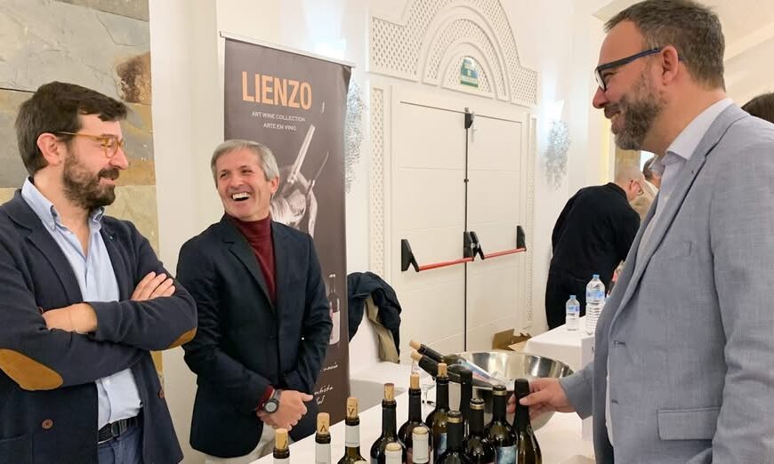 Navarro resalta la relevancia del sector vitivinícola en el II Salón de los 100 Vinos Imprescindibles, a pesar de los tiempos convulsos, como propulsor económico de Tom…