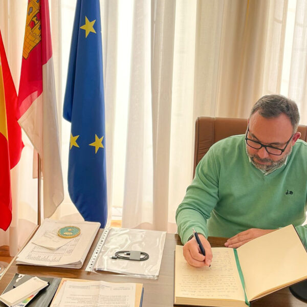 Nuevo Libro de Firmas y Dedicatorias para Felicitar a Antonio López García Disponible Ahora en el Museo López Torres