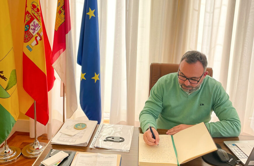 Nuevo Libro de Firmas y Dedicatorias para Felicitar a Antonio López García Disponible Ahora en el Museo López Torres