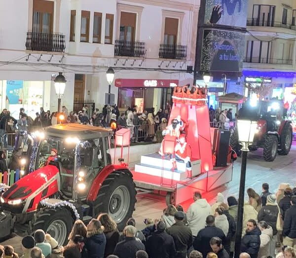 Tomelloso Desafía el Frío: Da una Cálida Bienvenida a los Reyes Magos en una Cabalgata Multitudinaria