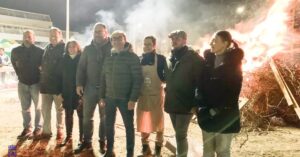 Tomelloso Festeja San Antón con Gran Jubilo: Alcalde Javier Navarro Enciende la Hoguera Municipal