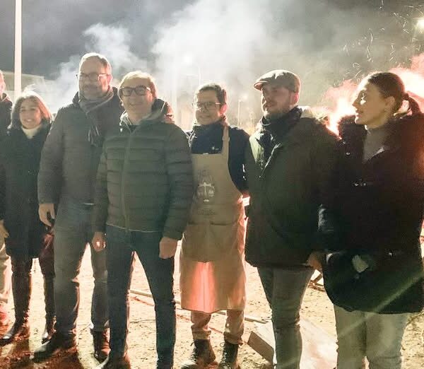 Tomelloso Festeja San Antón con Gran Jubilo: Alcalde Javier Navarro Enciende la Hoguera Municipal