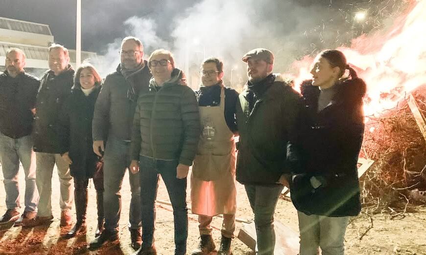 Tomelloso Festeja San Antón con Gran Jubilo: Alcalde Javier Navarro Enciende la Hoguera Municipal