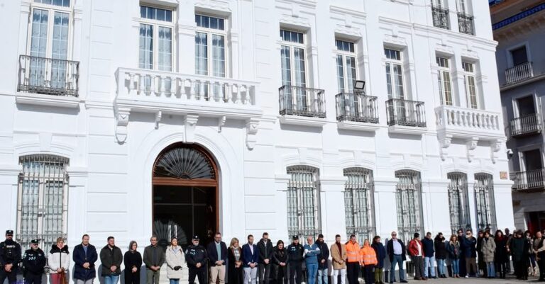 Tomelloso Honra a las Víctimas del Accidente Ferroviario de Adamuz con un Minuto de Silencio: Alcalde Javier Navarro Expresa su Pesar