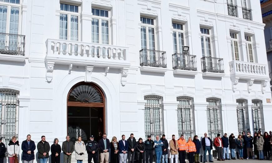 Tomelloso Honra a las Víctimas del Accidente Ferroviario de Adamuz con un Minuto de Silencio: Alcalde Javier Navarro Expresa su Pesar