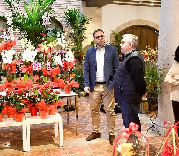 Alcalde Javier Navarro Celebra Cuatro Décadas de Éxito en la Visita a la Empresa Familiar Flores González