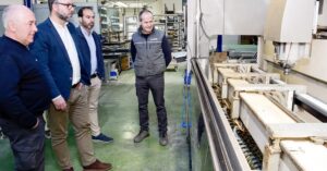 Alcalde Javier Navarro realiza visita a la histórica empresa Aluminios Castellanos en Tomelloso