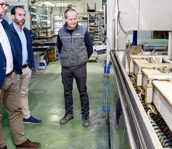 Alcalde Javier Navarro realiza visita a la histórica empresa Aluminios Castellanos en Tomelloso