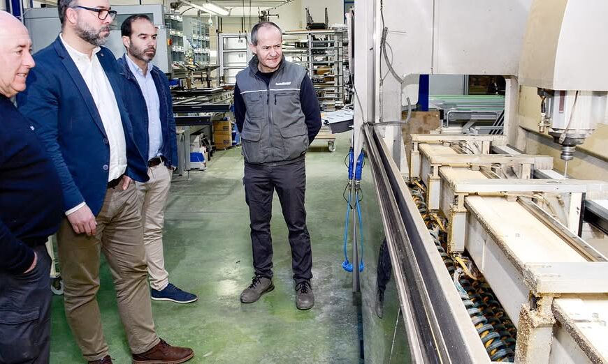 Alcalde Javier Navarro realiza visita a la histórica empresa Aluminios Castellanos en Tomelloso