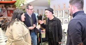 Antonio Calvo e Inés Losa Alaban el Esfuerzo del Centro y Profesores durante un Encuentro que Enlaza a los Estudiantes con Líderes Nacionales