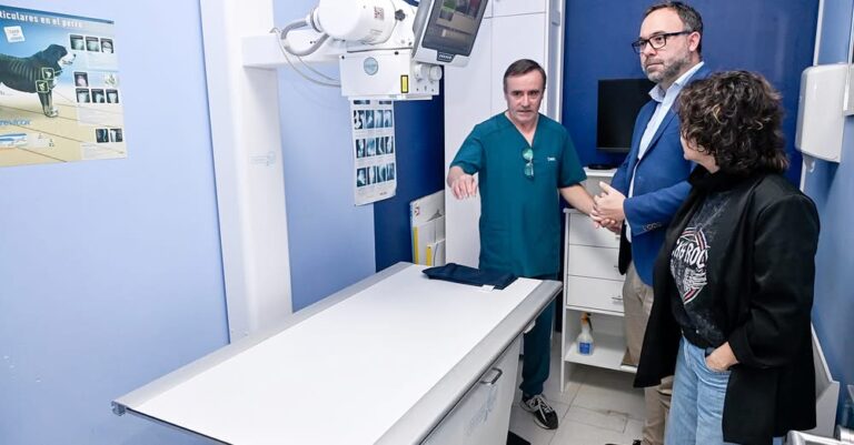 El Alcalde Javier Navarro realiza visita a la reputada Clínica Veterinaria Jayda en Tomelloso