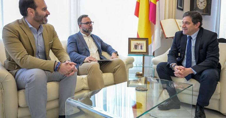 El Alcalde Javier Navarro se Reúne con el Presidente de la Diputación Provincial de Ciudad Real, Miguel Ángel Valverde en Encuentro Institucional