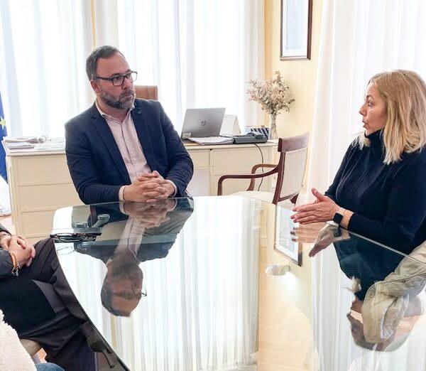 El Alcalde Se Reúne Con la Nueva Junta Directiva de la Asociación ‘Nadie es tan Feliz’ para Discutir Planes de Trabajo Futuros