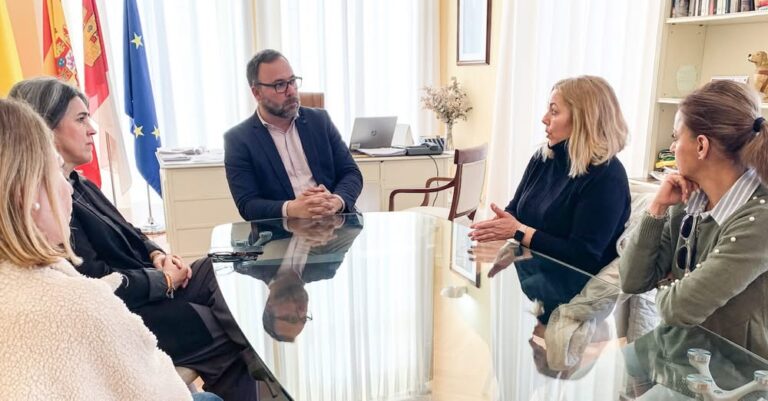 El Alcalde Se Reúne Con la Nueva Junta Directiva de la Asociación ‘Nadie es tan Feliz’ para Discutir Planes de Trabajo Futuros