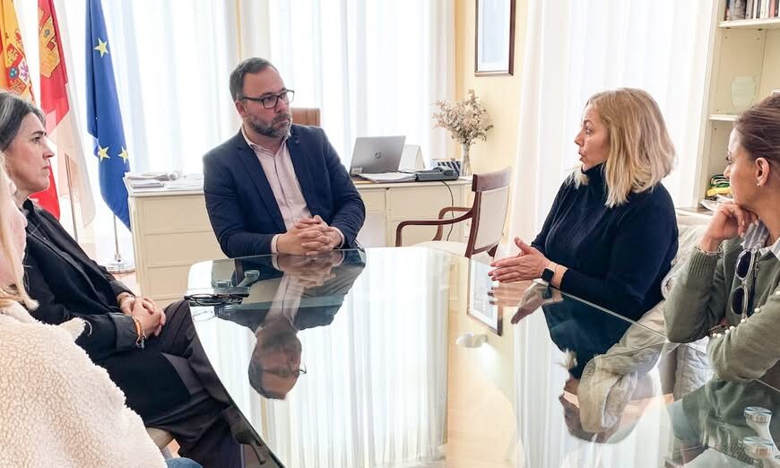 El Alcalde Se Reúne Con la Nueva Junta Directiva de la Asociación ‘Nadie es tan Feliz’ para Discutir Planes de Trabajo Futuros