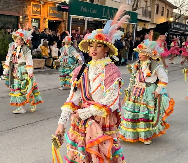 El Burleta y Escuela de Danza Attitude: Grandes Ganadores en el Prestigioso Desfile Nacional de Carrozas y Comparsas