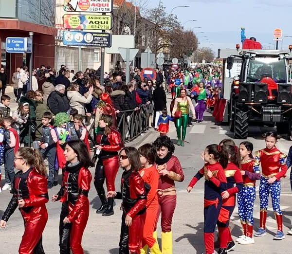 El Desfile Escolar de Tomelloso: Un Espectáculo de Imaginación e Ilusión Revela el Talento Futuro del Carnaval
