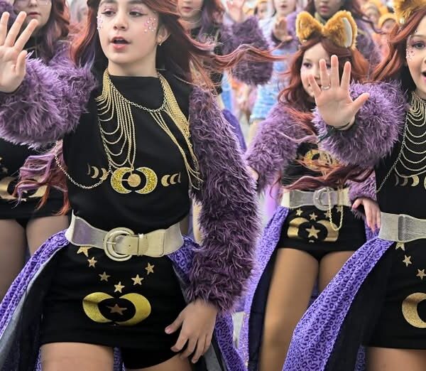 Esplendor, Creatividad y Sátira: El Desfile de Las Peñas Locales Repleto de Encanto y Originalidad por el Estudio de Danza Lidia Gorrachategui y Los Amigos