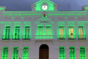 Iluminación Verde en la Fachada del Ayuntamiento de Tomelloso: Un Tributo Nocturno por el Día Mundial Contra el Cáncer
